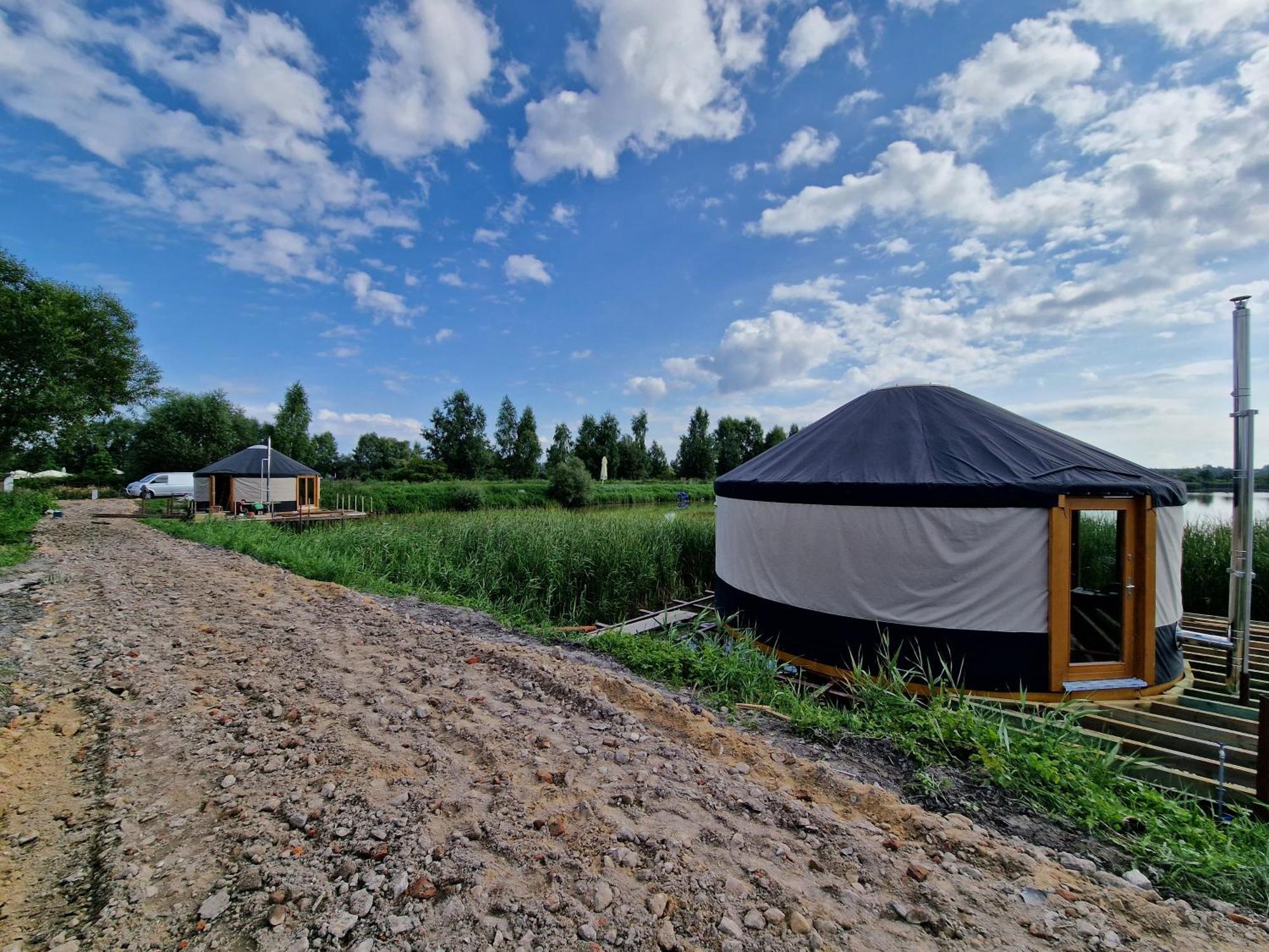 Chatka Pradziadka I Jurty Na Wodzie Pokrowka Exteriér fotografie