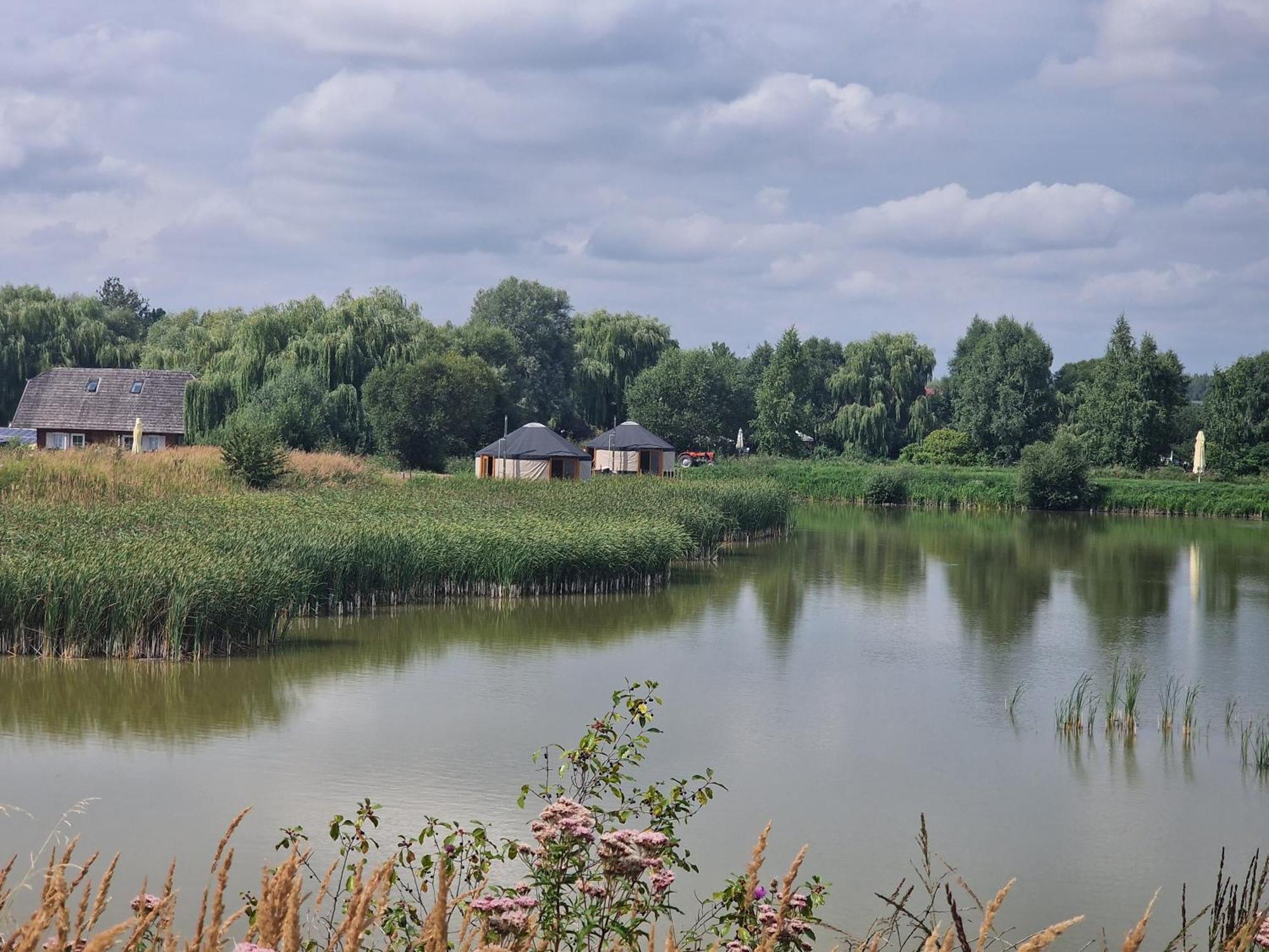 Chatka Pradziadka I Jurty Na Wodzie Pokrowka Exteriér fotografie