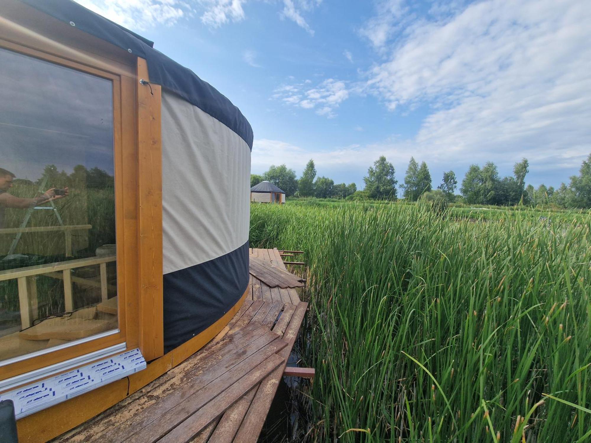 Chatka Pradziadka I Jurty Na Wodzie Pokrowka Exteriér fotografie