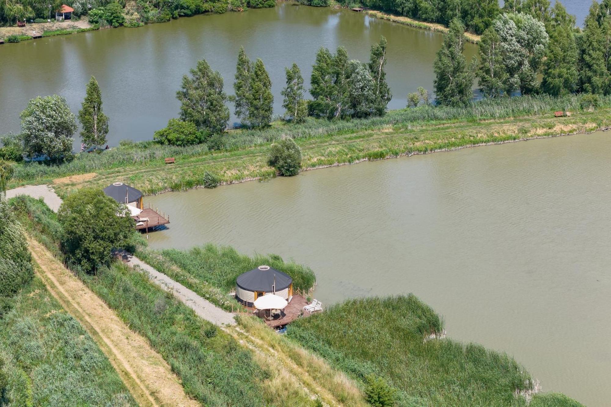 Chatka Pradziadka I Jurty Na Wodzie Pokrowka Exteriér fotografie