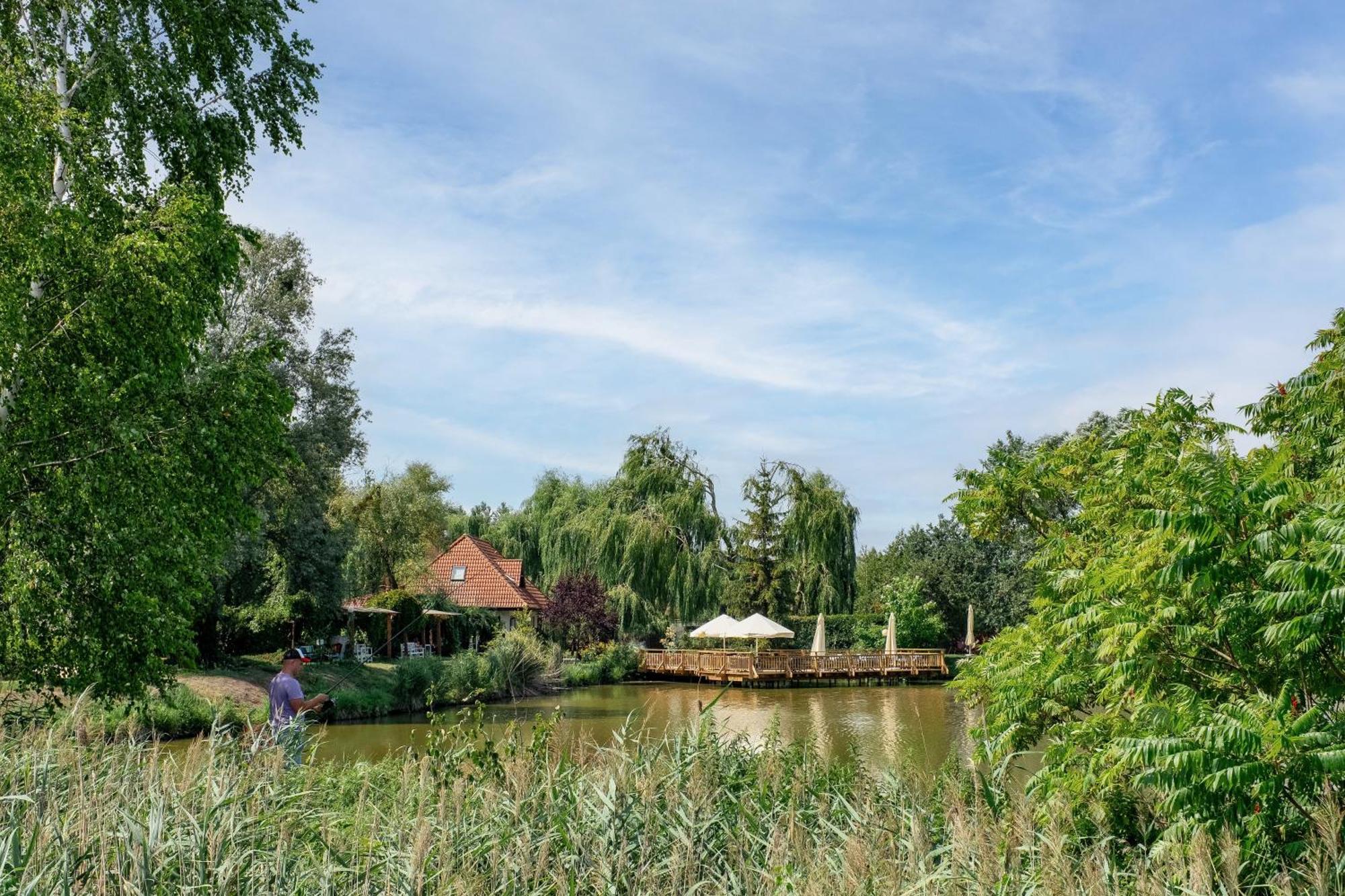 Chatka Pradziadka I Jurty Na Wodzie Pokrowka Exteriér fotografie
